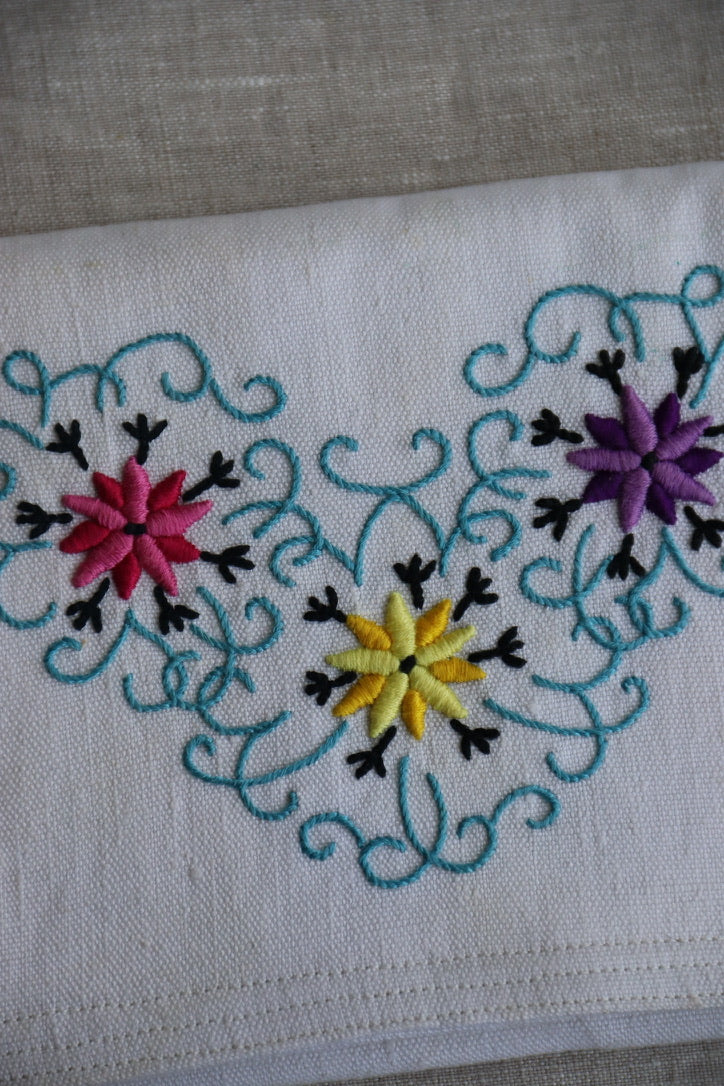 White Embroidered Floral Clutch