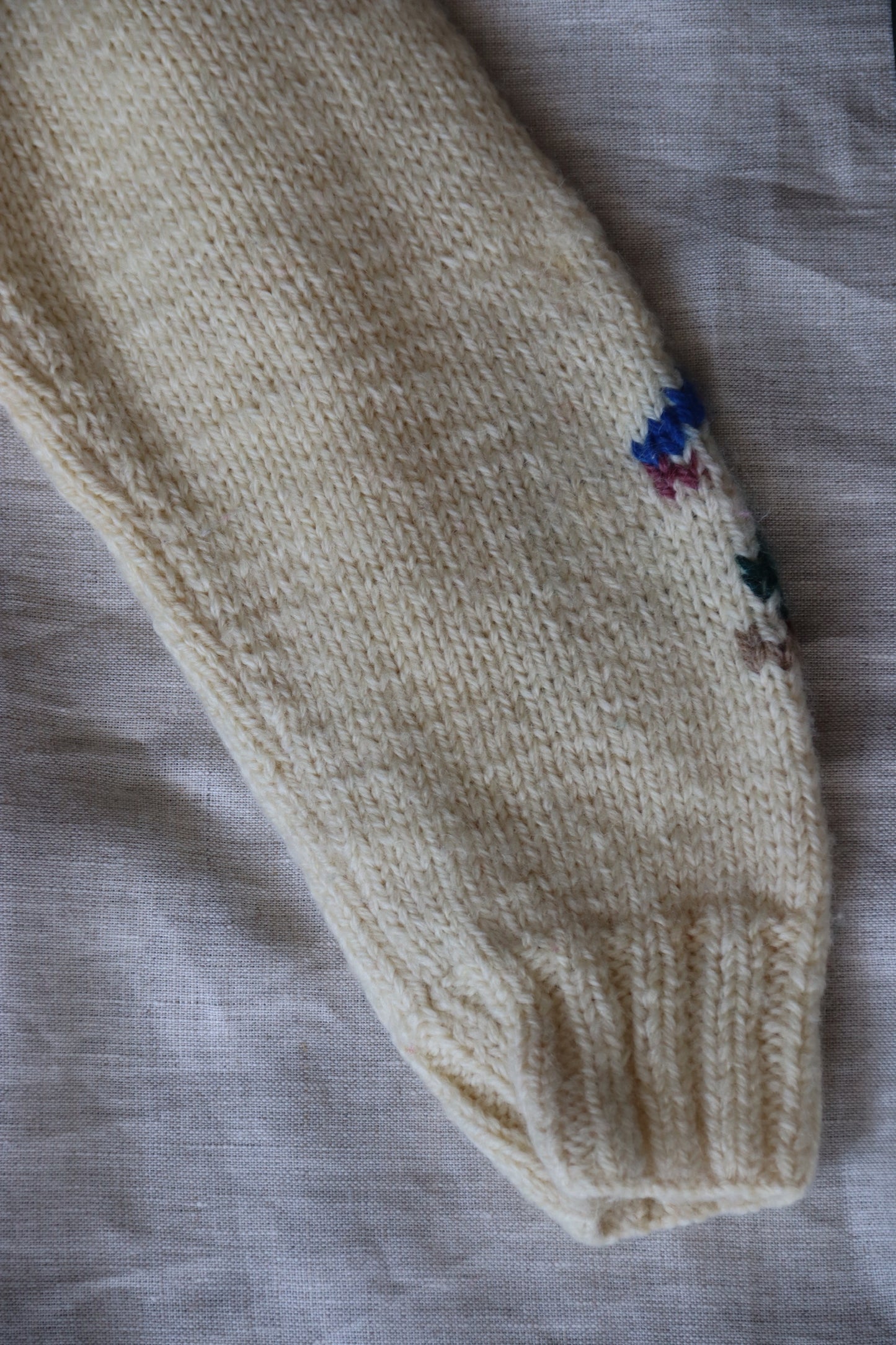 Vintage 60s White Turtleneck Sweater with Skiers