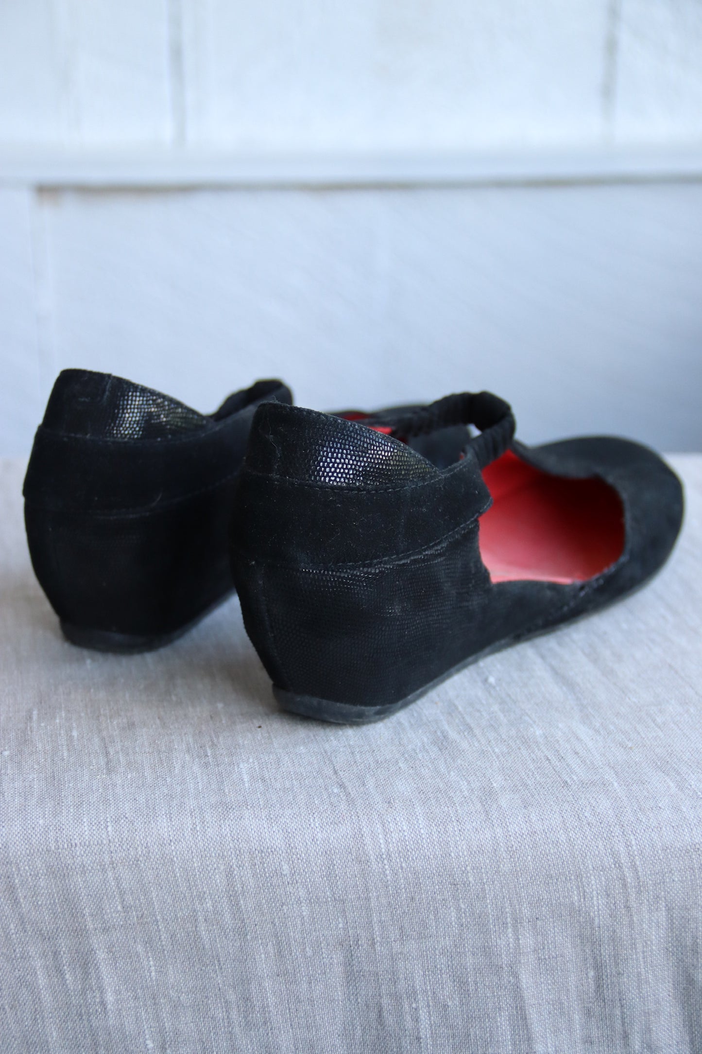 Pas De Rouge Black Sandals