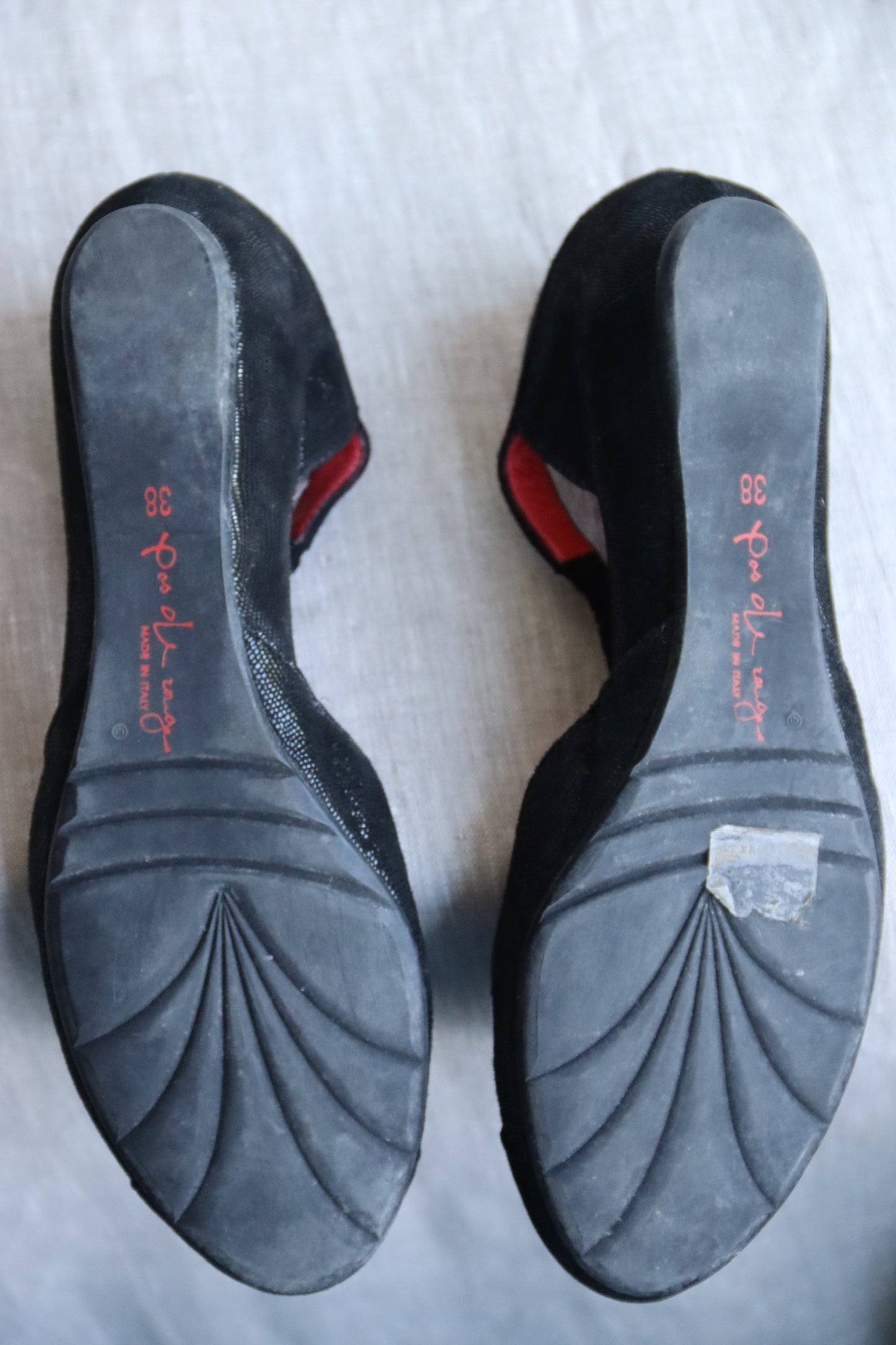 Pas De Rouge Black Sandals