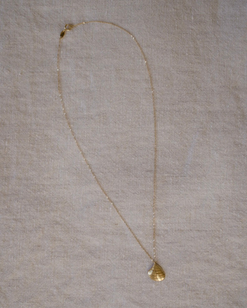 14K Clam Shell Pendant Necklace