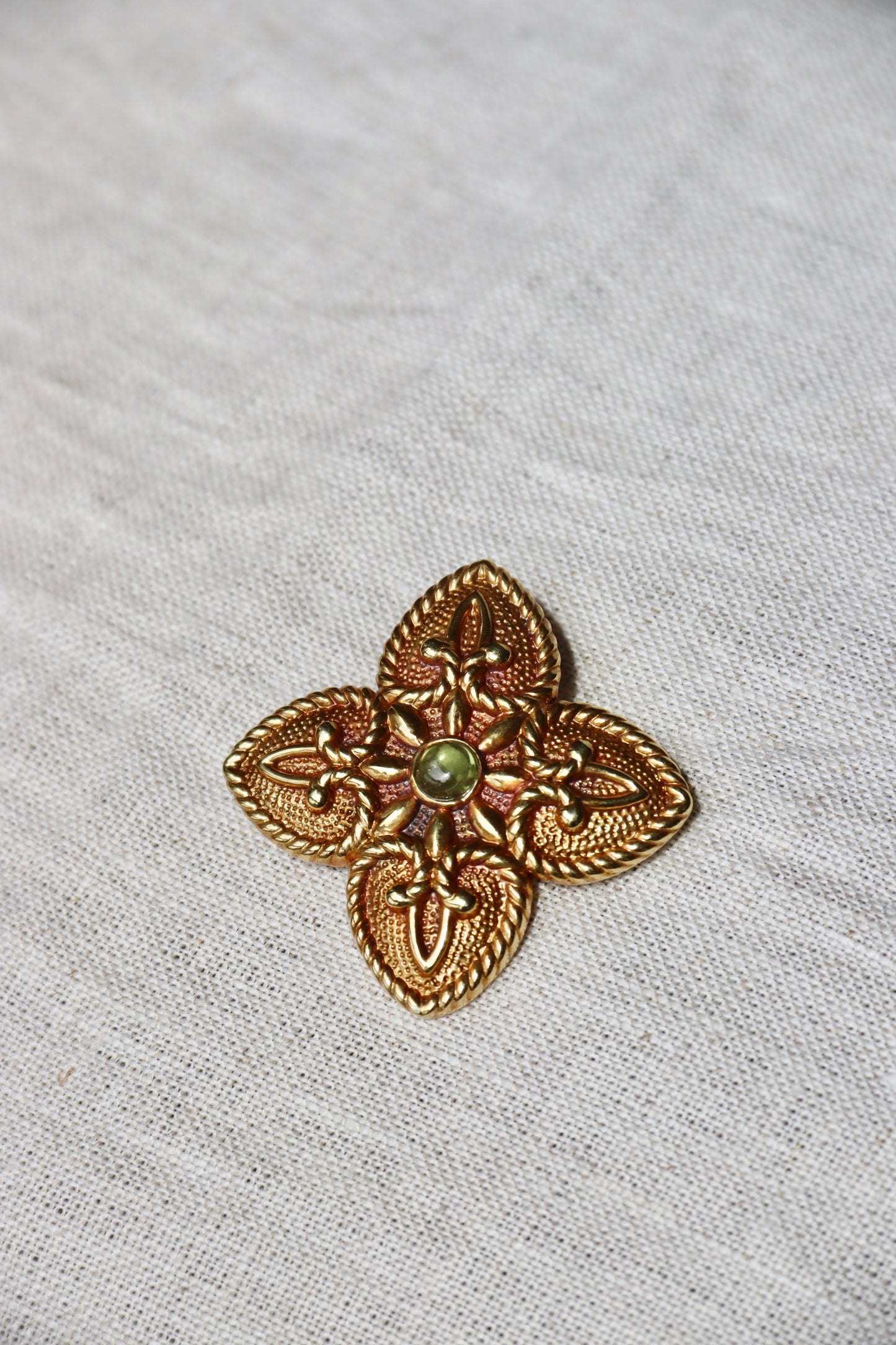 14K Yellow Gold Peridot Quatrefoil Hollow Pendant