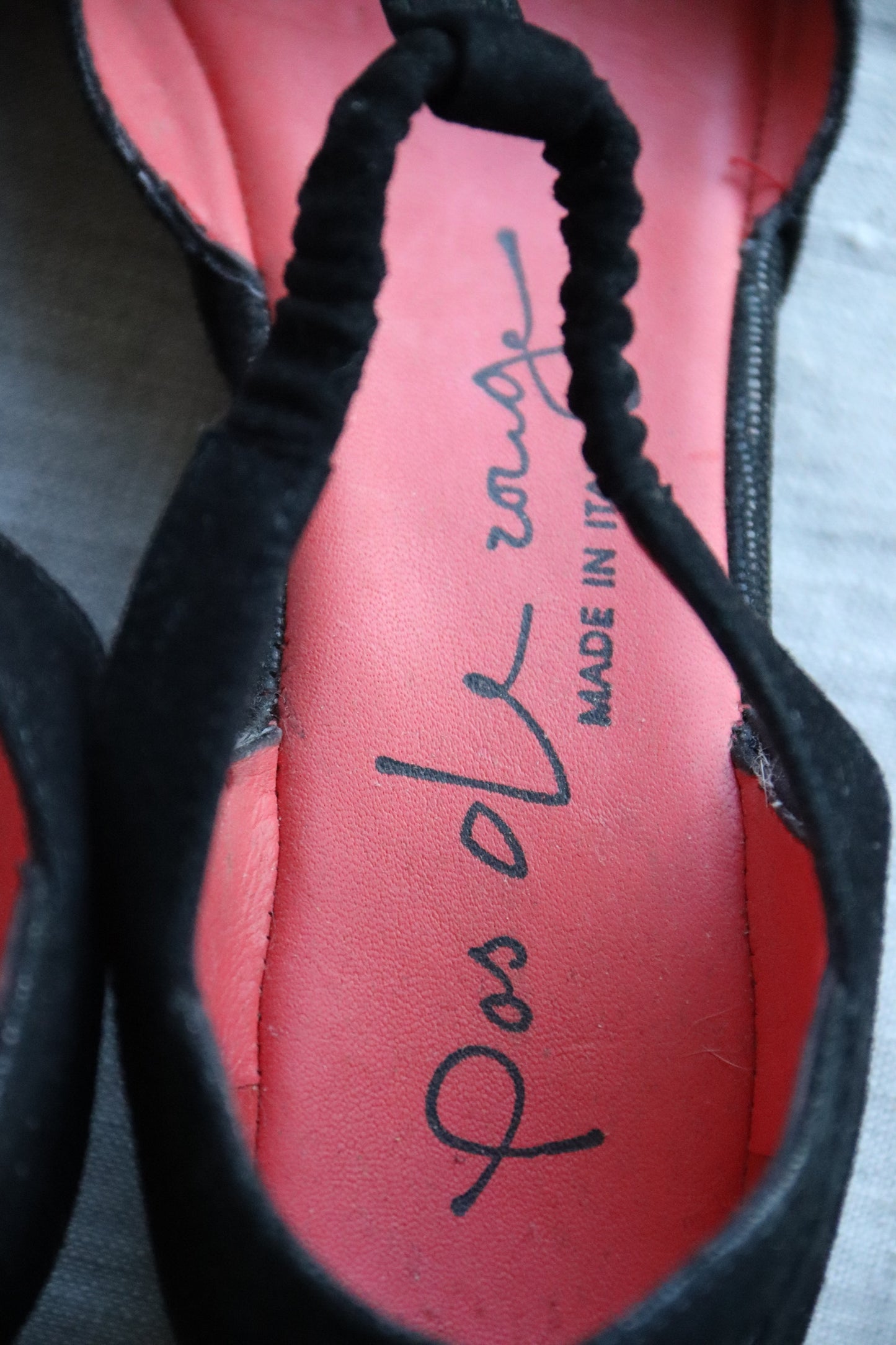 Pas De Rouge Black Sandals