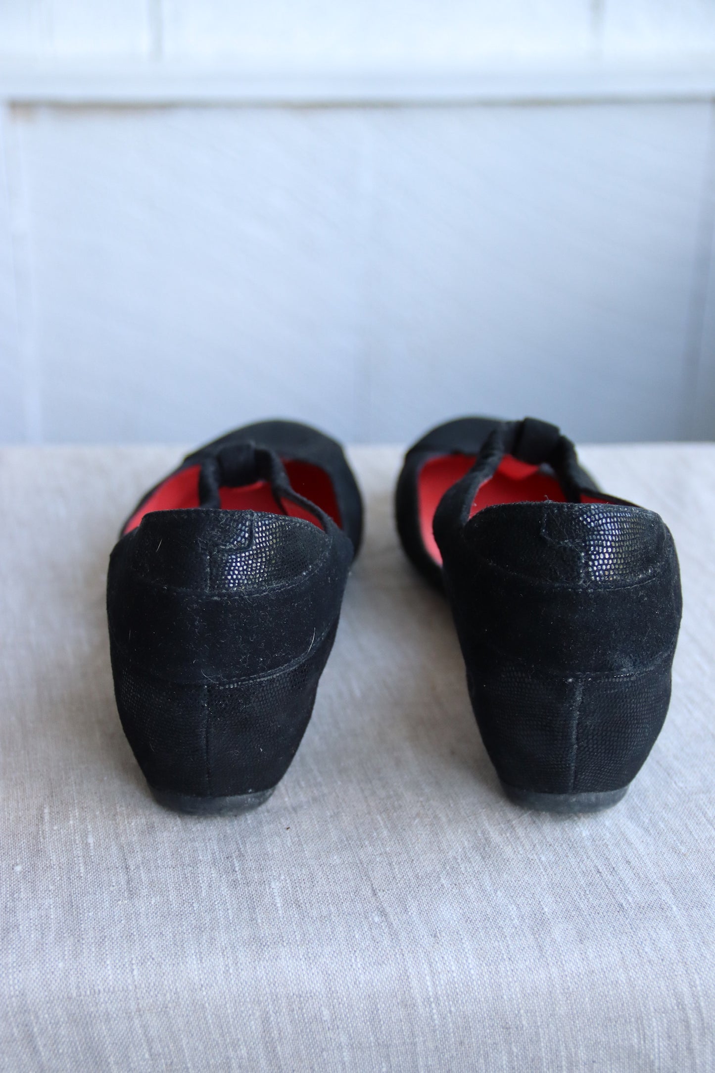Pas De Rouge Black Sandals