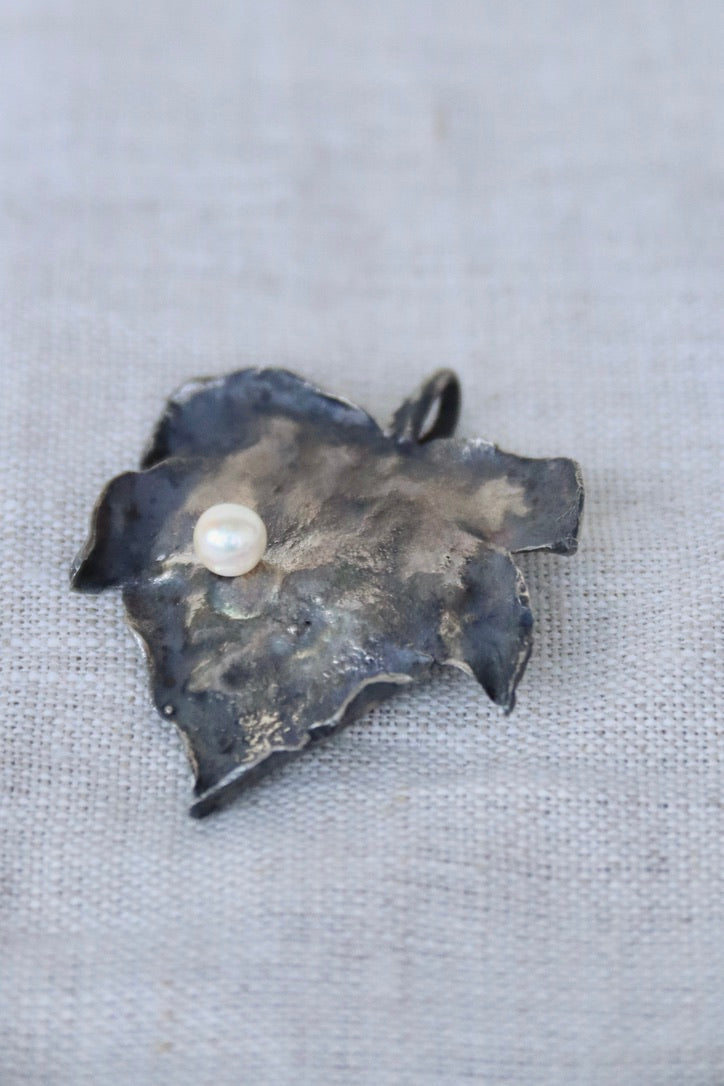 parish wager Sterling Silver maple leaf pendant with pearl