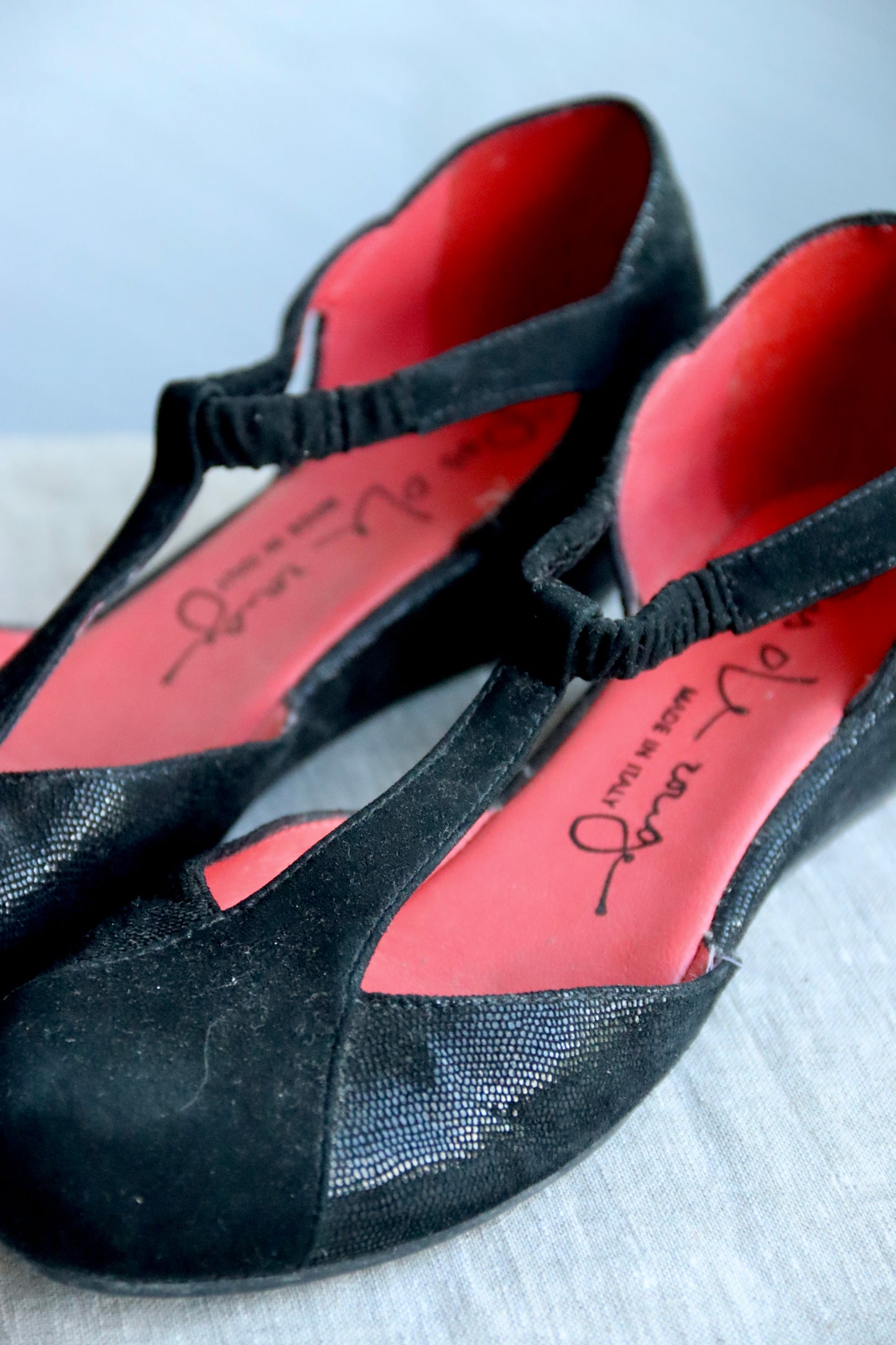 Pas De Rouge Black Sandals