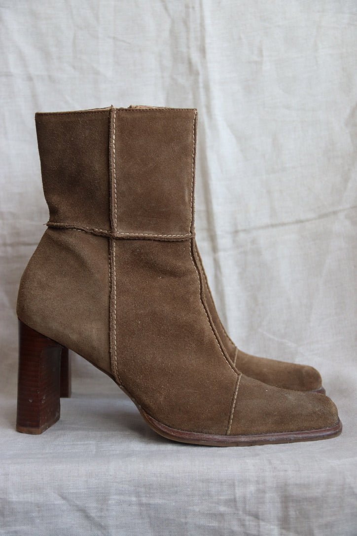 Heeled Suede Square Toe Boots - 10