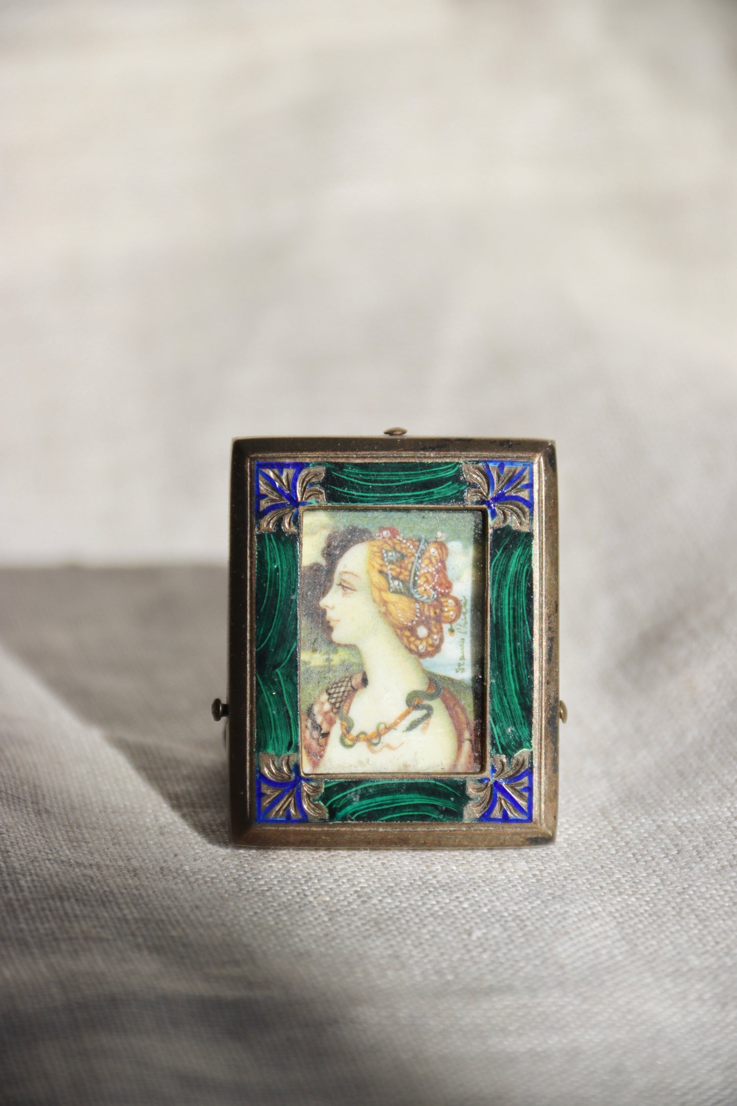 Miniature inlay frame