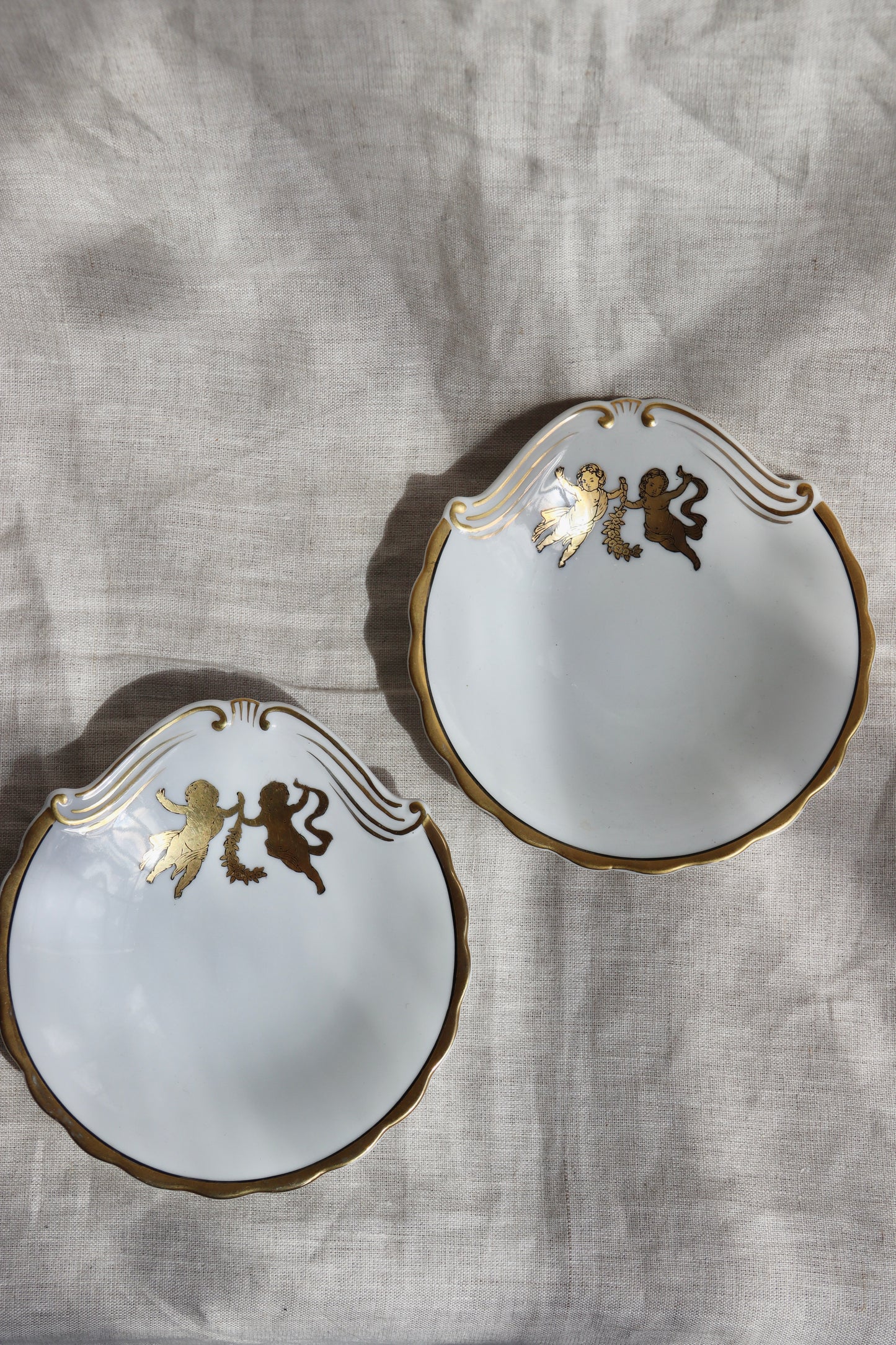 Set of 2 White Porcelain Shell Dishes with Cherubs and Gilding