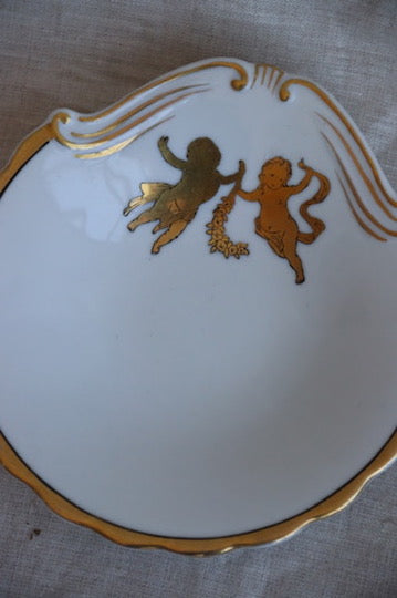 Set of 2 White Porcelain Shell Dishes with Cherubs and Gilding