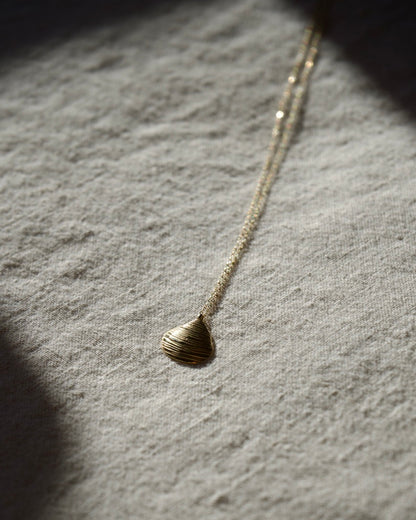 14K Clam Shell Pendant Necklace