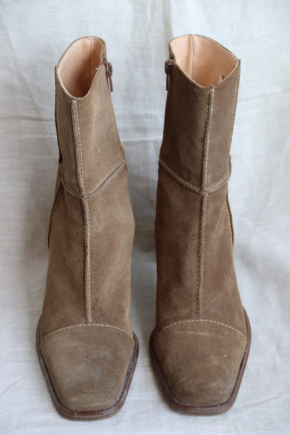Heeled Suede Square Toe Boots - 10