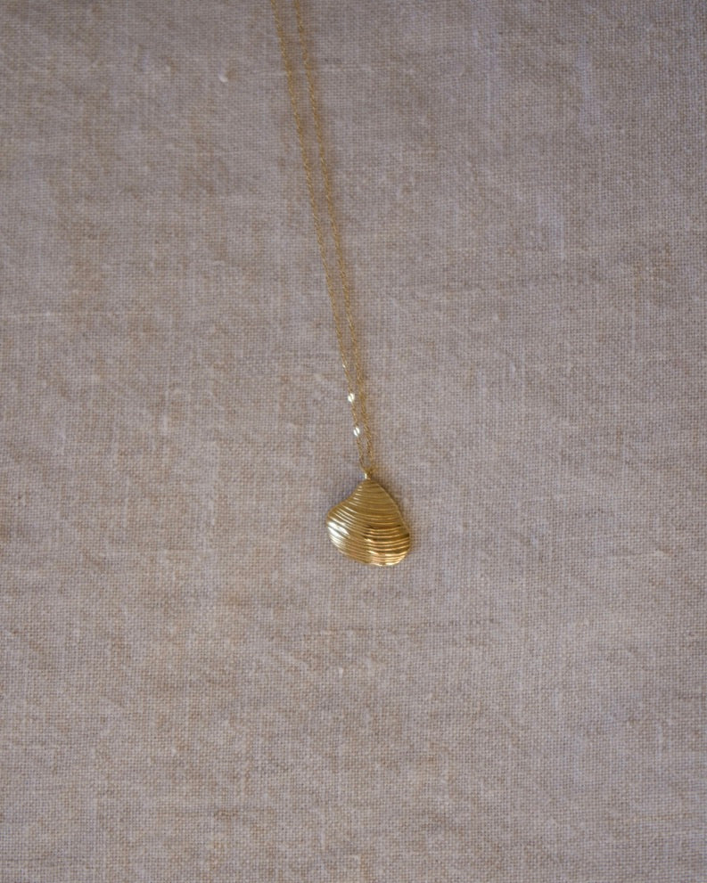 14K Clam Shell Pendant Necklace