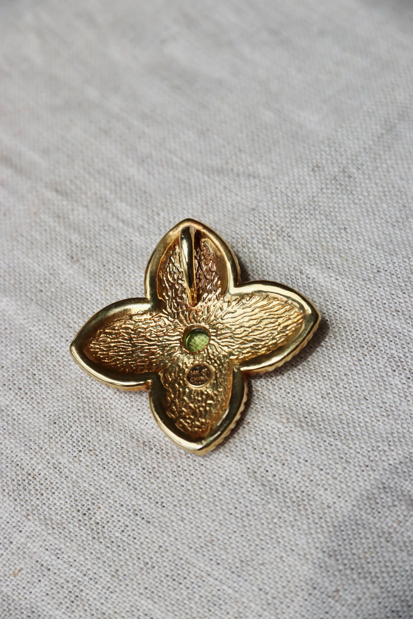 14K Yellow Gold Peridot Quatrefoil Hollow Pendant