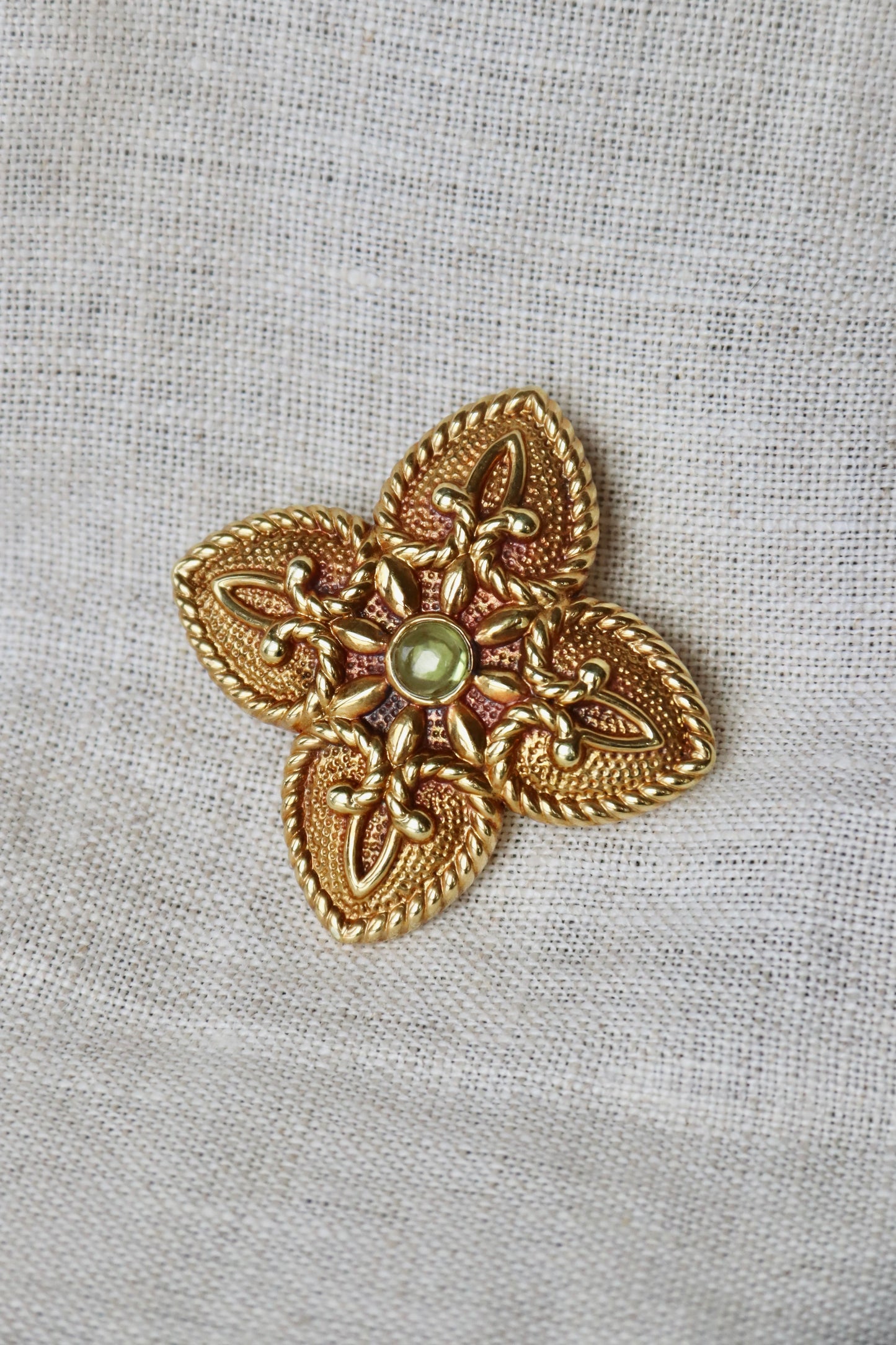 14K Yellow Gold Peridot Quatrefoil Hollow Pendant