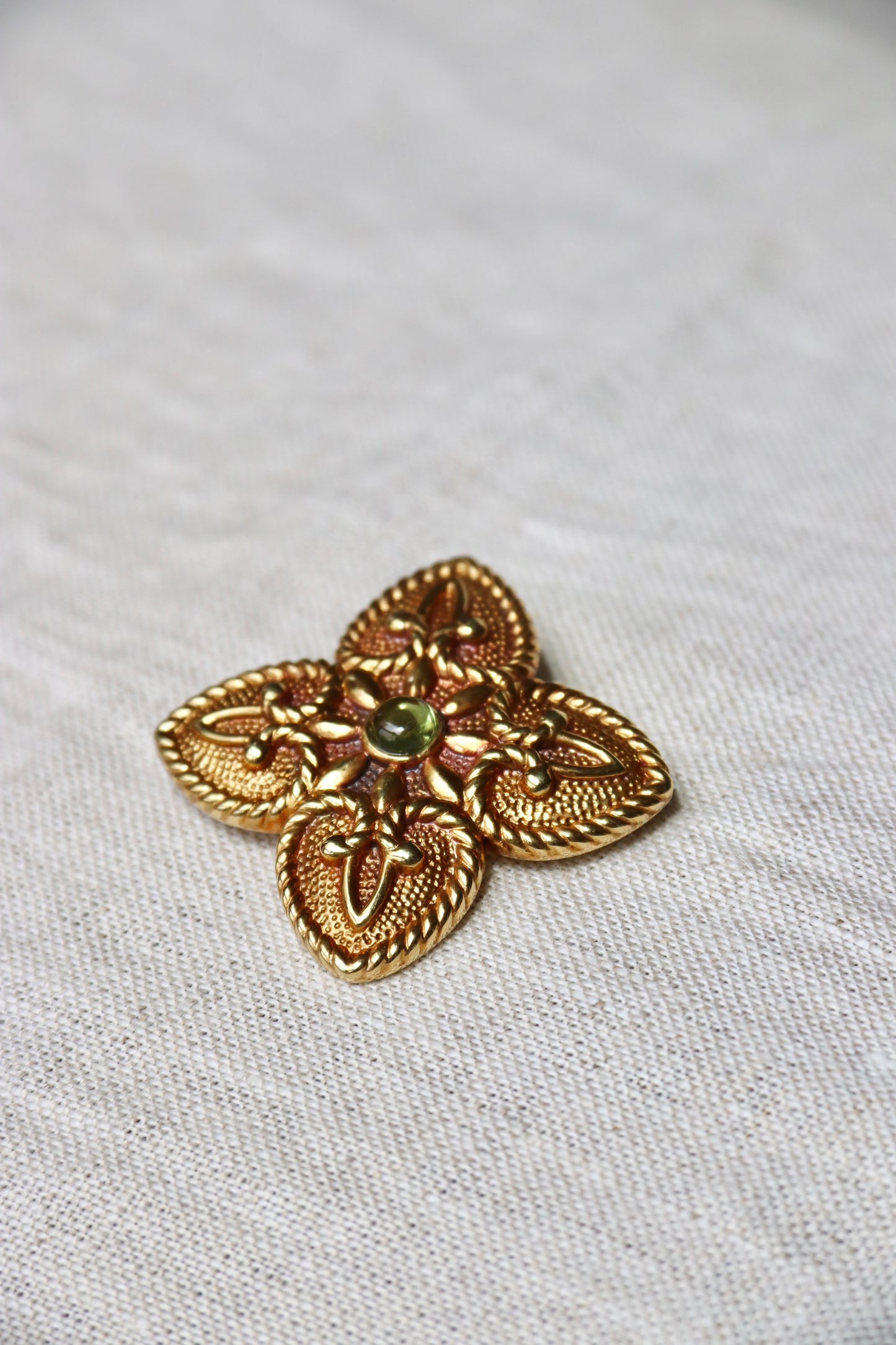 14K Yellow Gold Peridot Quatrefoil Hollow Pendant