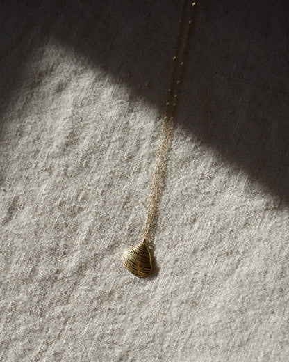 14K Clam Shell Pendant Necklace