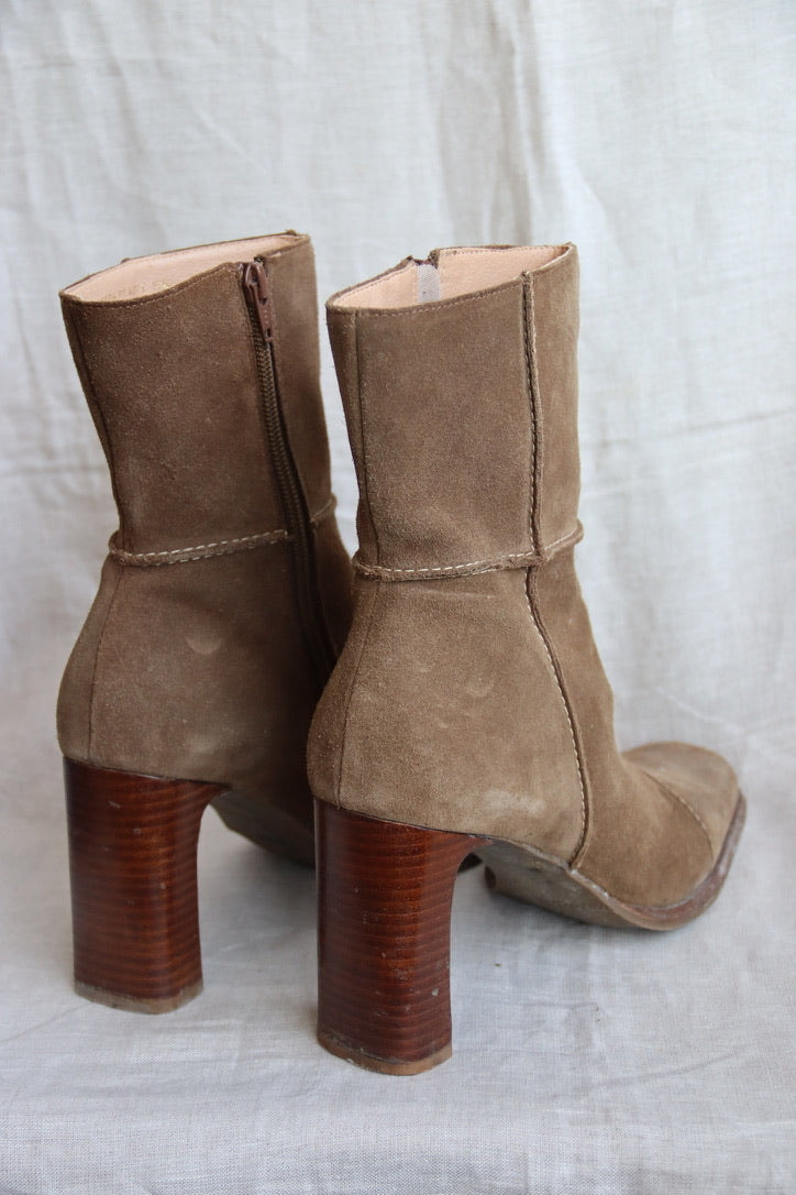 Heeled Suede Square Toe Boots - 10