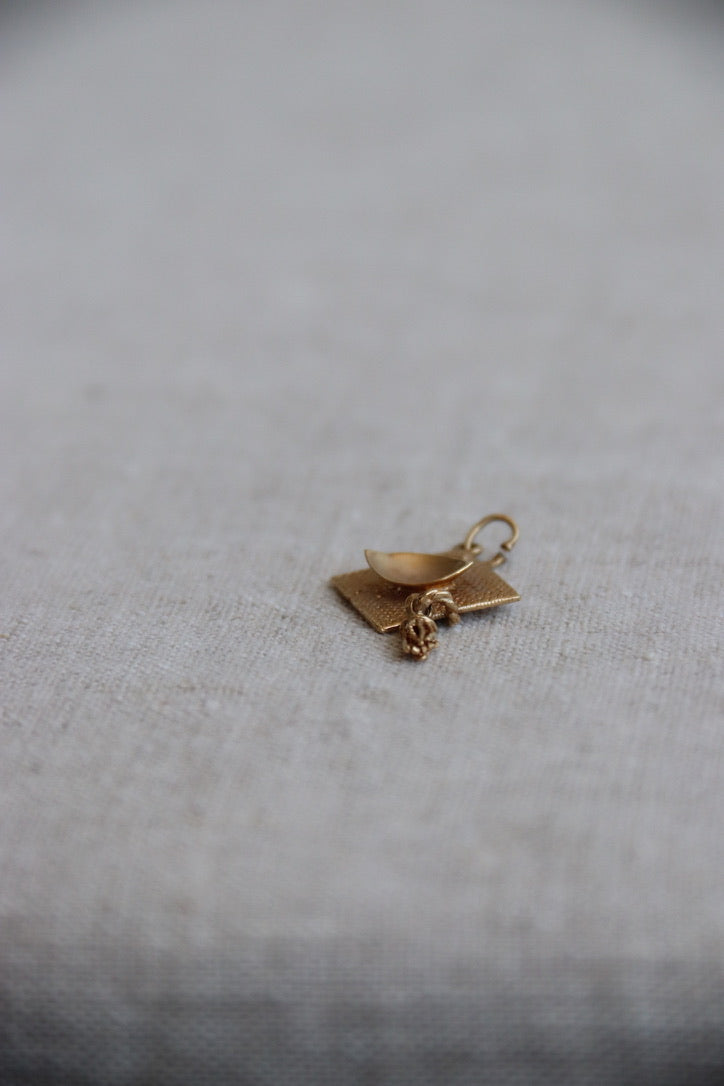 Graduation cap pendant - 14K