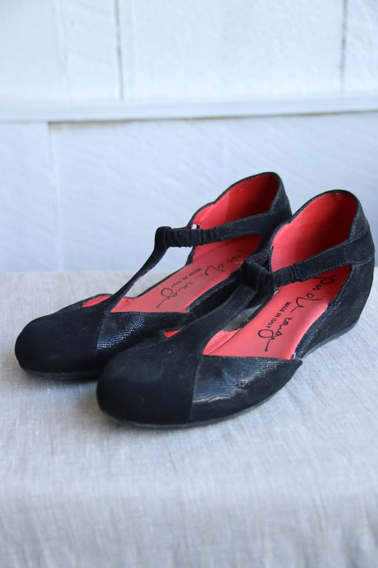 Pas De Rouge Black Sandals