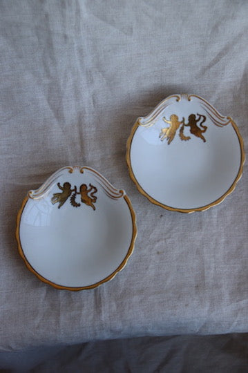 Set of 2 White Porcelain Shell Dishes with Cherubs and Gilding