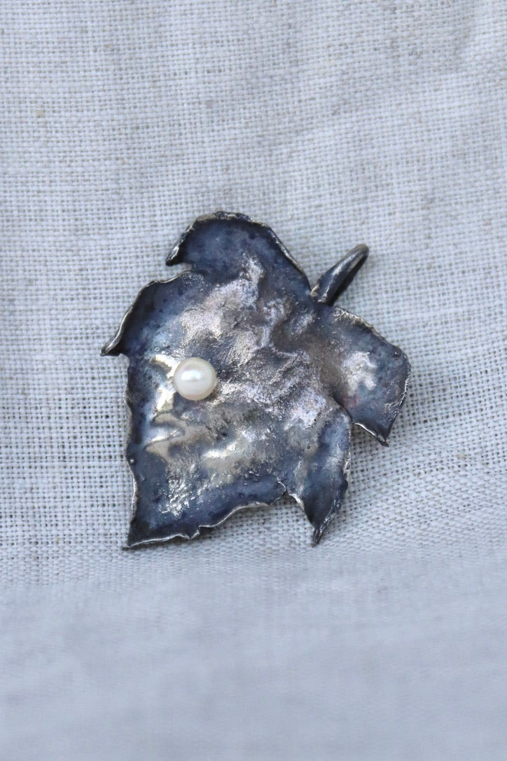 parish wager Sterling Silver maple leaf pendant with pearl