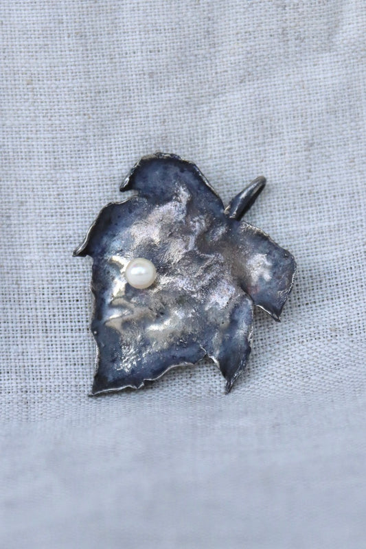 parish wager Sterling Silver maple leaf pendant with pearl