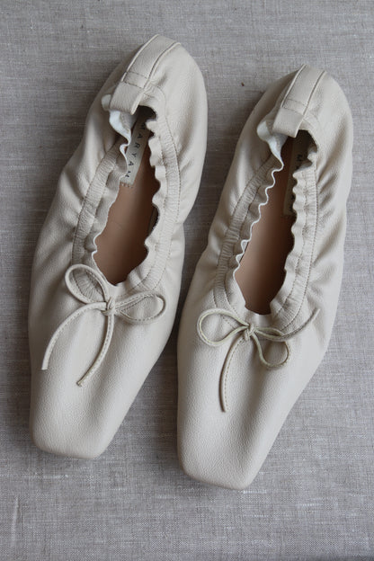 Maryam Cream Leather Flats - NW