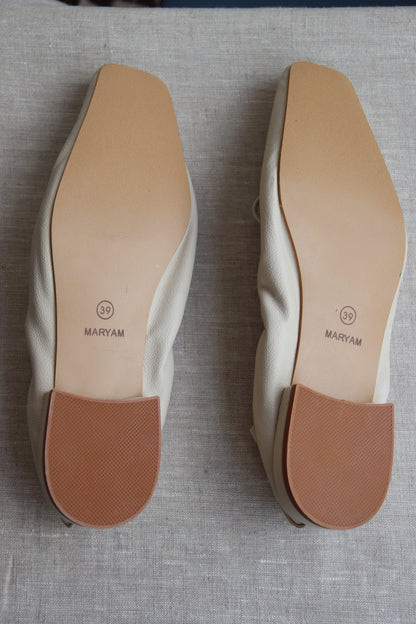 Maryam Cream Leather Flats - NW