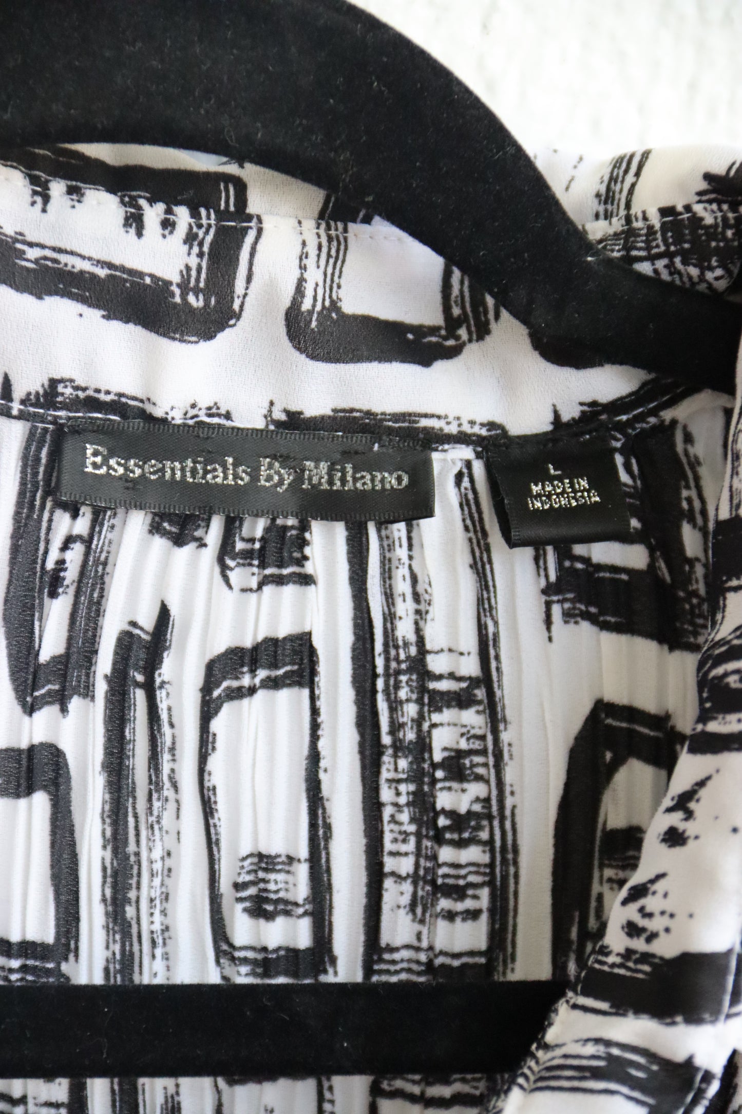 Essentials By Milano Black and White Crinkle Top