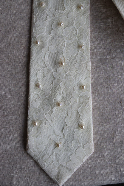 The Limited White Lace Tie with Pearls