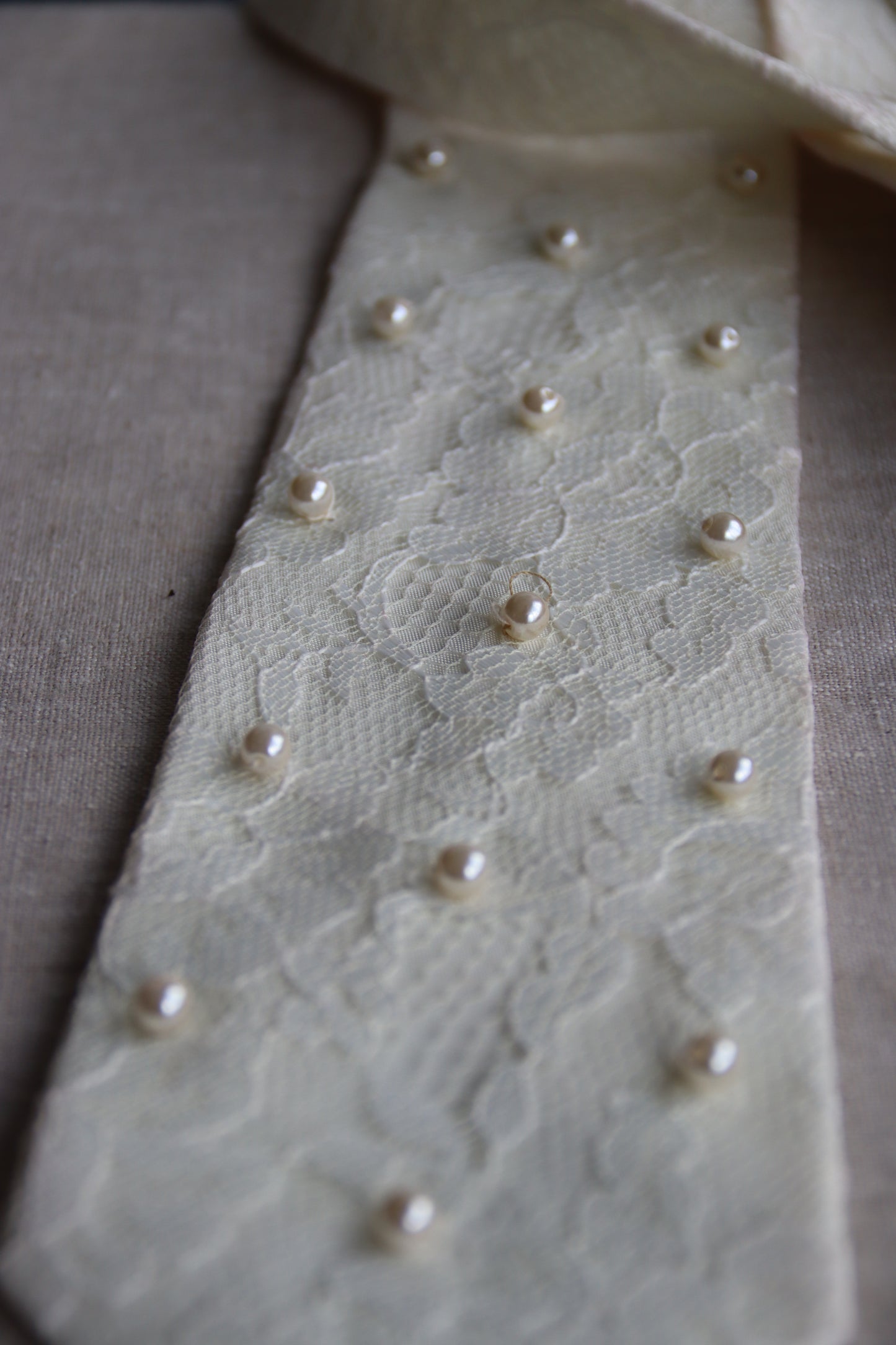 The Limited White Lace Tie with Pearls