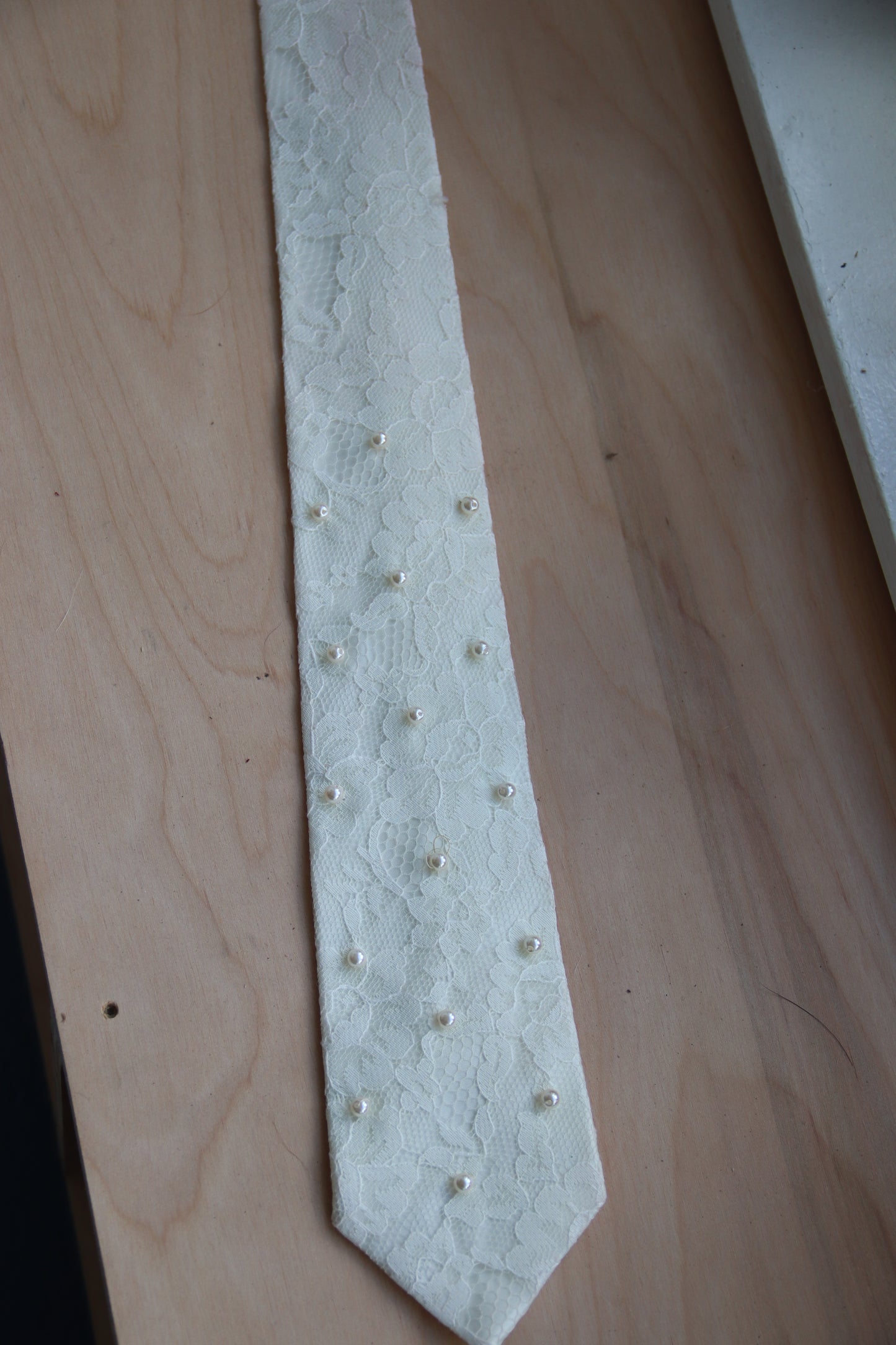 The Limited White Lace Tie with Pearls